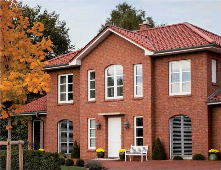 Кирпичный фасад: новинки дизайна и удачного сочетания с крышей дома